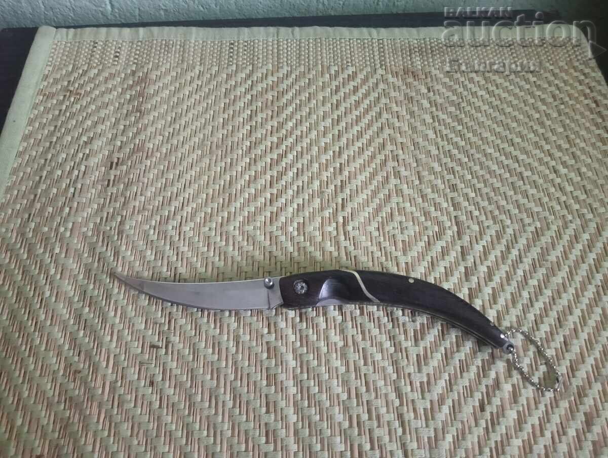 Елегантен сгъваем нож с извито острие и ергономична дръжка Елегантен сгъваем нож с извито острие и ергономична дръжка