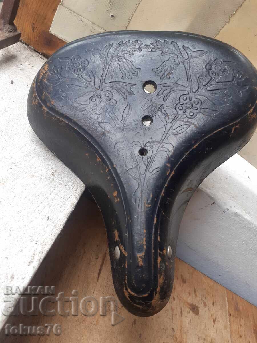 Παλιό δερμάτινο κάθισμα για ποδήλατο