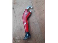 Unicat - Deschizător de sticle vechi, din perioada socialistă, în formă de picior de damă