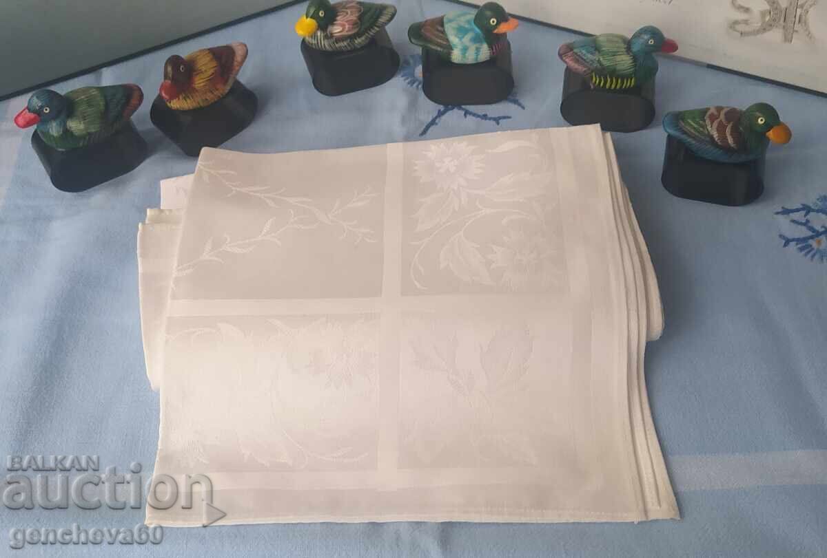 Auction  Set of 7 napkin rings and vintage linen towels