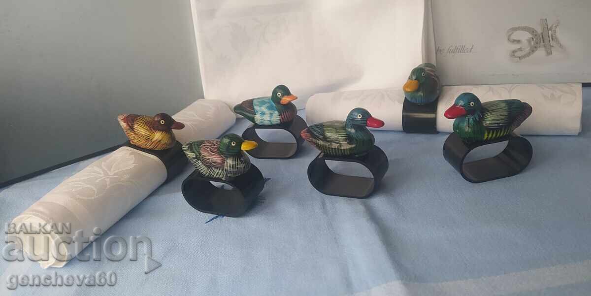 Set of 7 napkin rings and vintage linen towels - 6