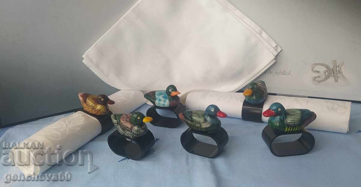 Set of 7 napkin rings and vintage linen towels - 7