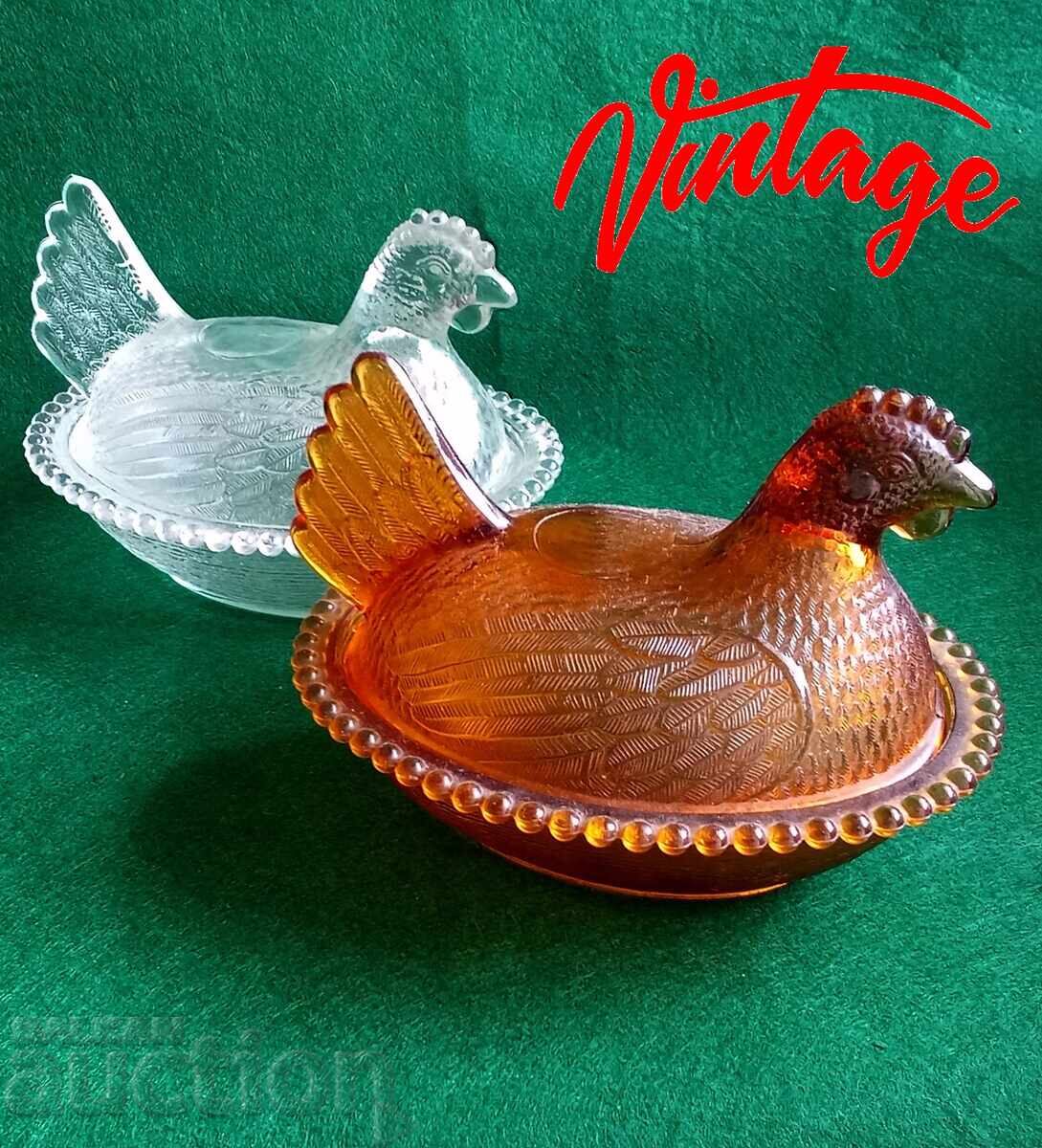 Găină de sticlă pe cuib