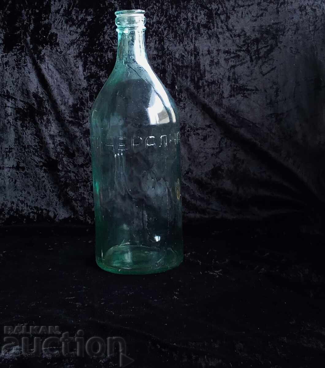 Sticlă veche cu inscripția APĂ MINERALĂ