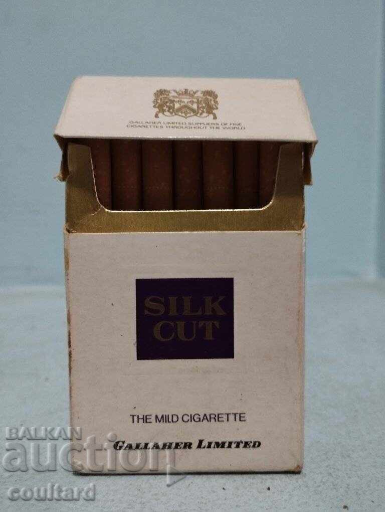 Pachet deschis de țigări vechi