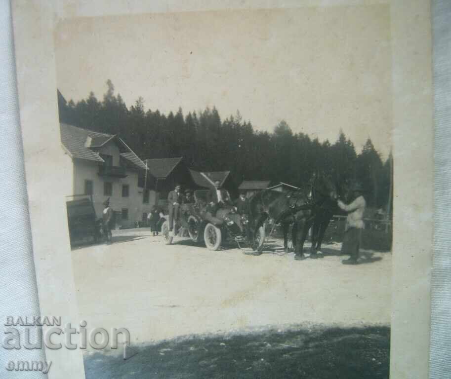 Φωτογραφία παλαιού αυτοκινήτου, άμαξα που έλκεται από άλογο με τιμή € 1.40 | 2.74 BGN