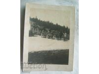 Fotografie cu mașină veche, trăsură trasă de cal