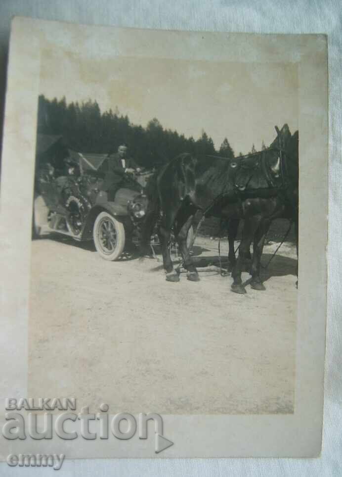 Φωτογραφία παλαιού αυτοκινήτου, άμαξα που έλκεται από άλογο Φωτογραφία παλαιού αυτοκινήτου, άμαξα που έλκεται από άλογο