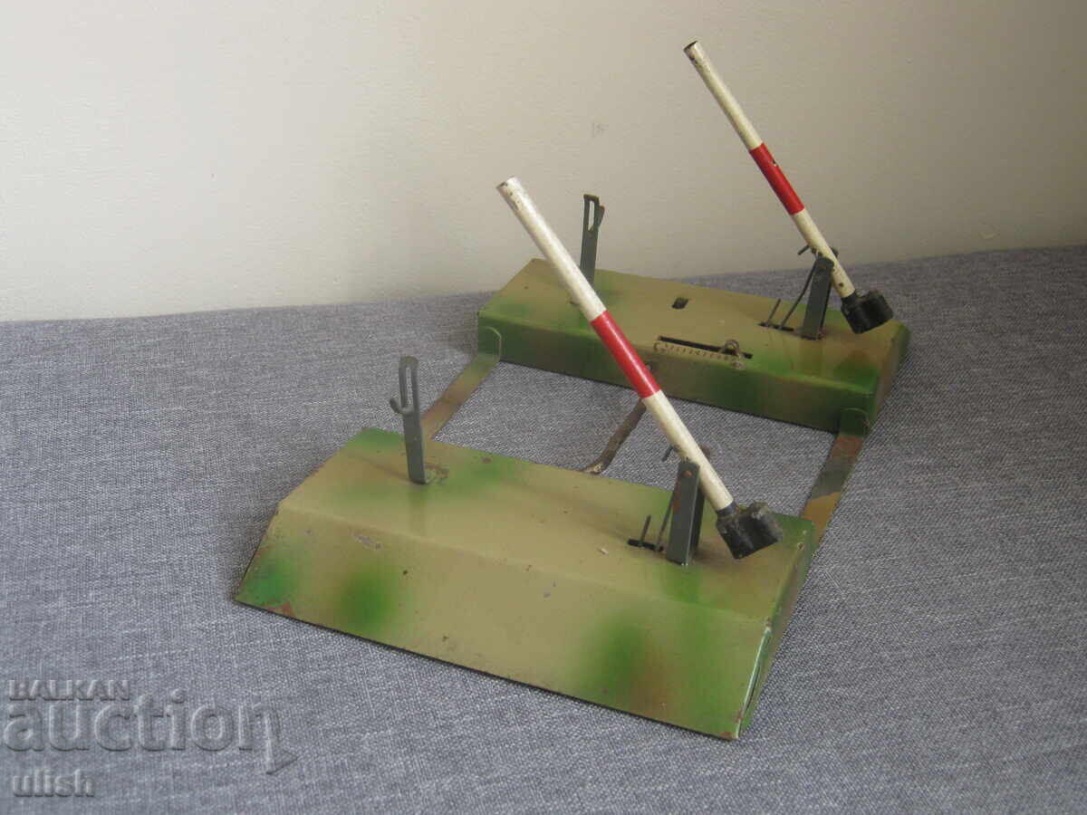 Μarklin 0 σιδηροδρομική διάβαση με μπάρα μηχανική με τιμή € 40.00 | 78.23 BGN