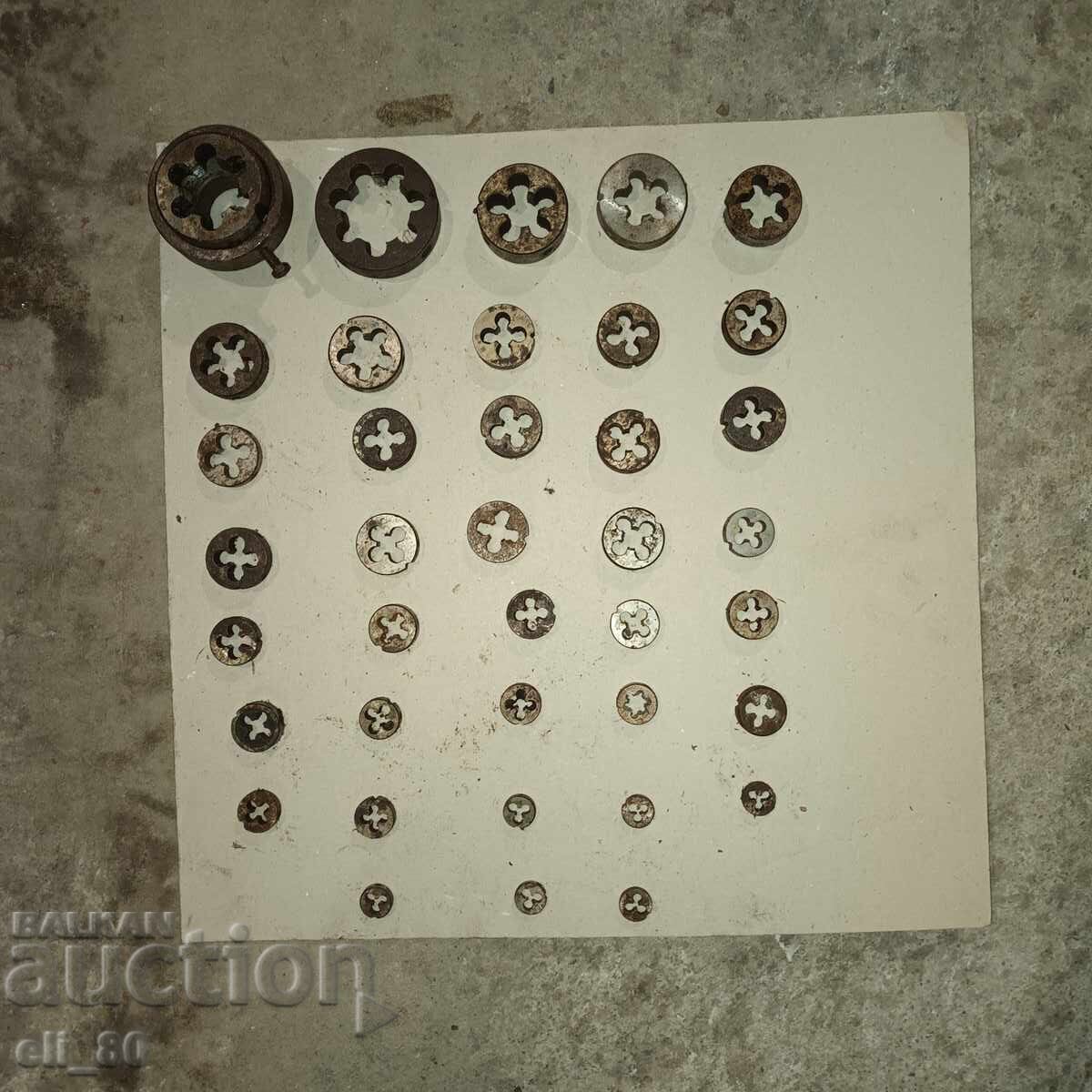 Παράδοση Μεγάλη παρτίδα φλασάκια 38 τεμάχια διαφόρων μεγεθών. Από ίντσα και τέταρτο