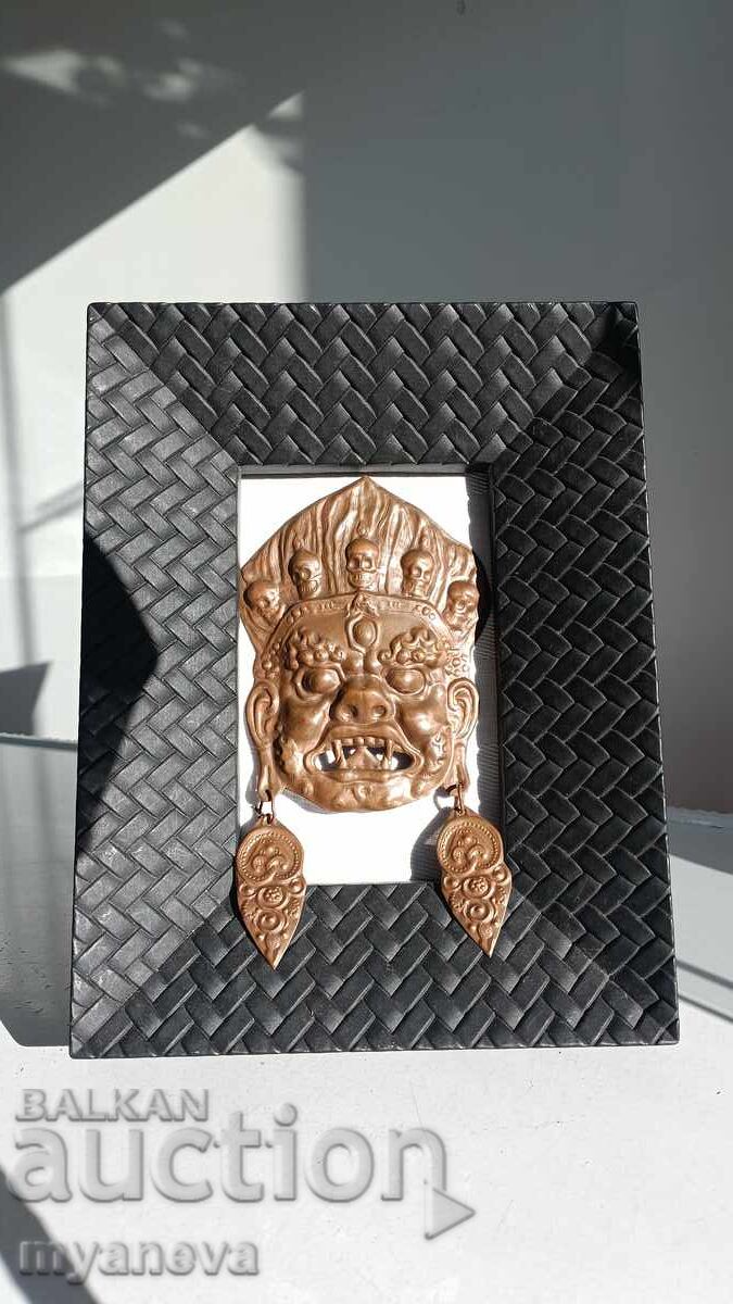 Livrarea Masca tibetană, amuletă a unei zeități mitologice, protectoare