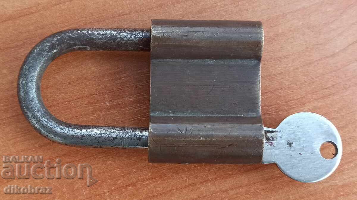 Lacăt retro FINPROM VARNA - anii '80 ai secolului XX cu preț € 3.00 | 5.87 BGN Lacăt retro FINPROM VARNA - anii '80 ai secolului XX cu preț € 3.00 | 5.87 BGN