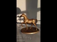 Χάλκινο γλυπτό αλόγου σε κίνηση