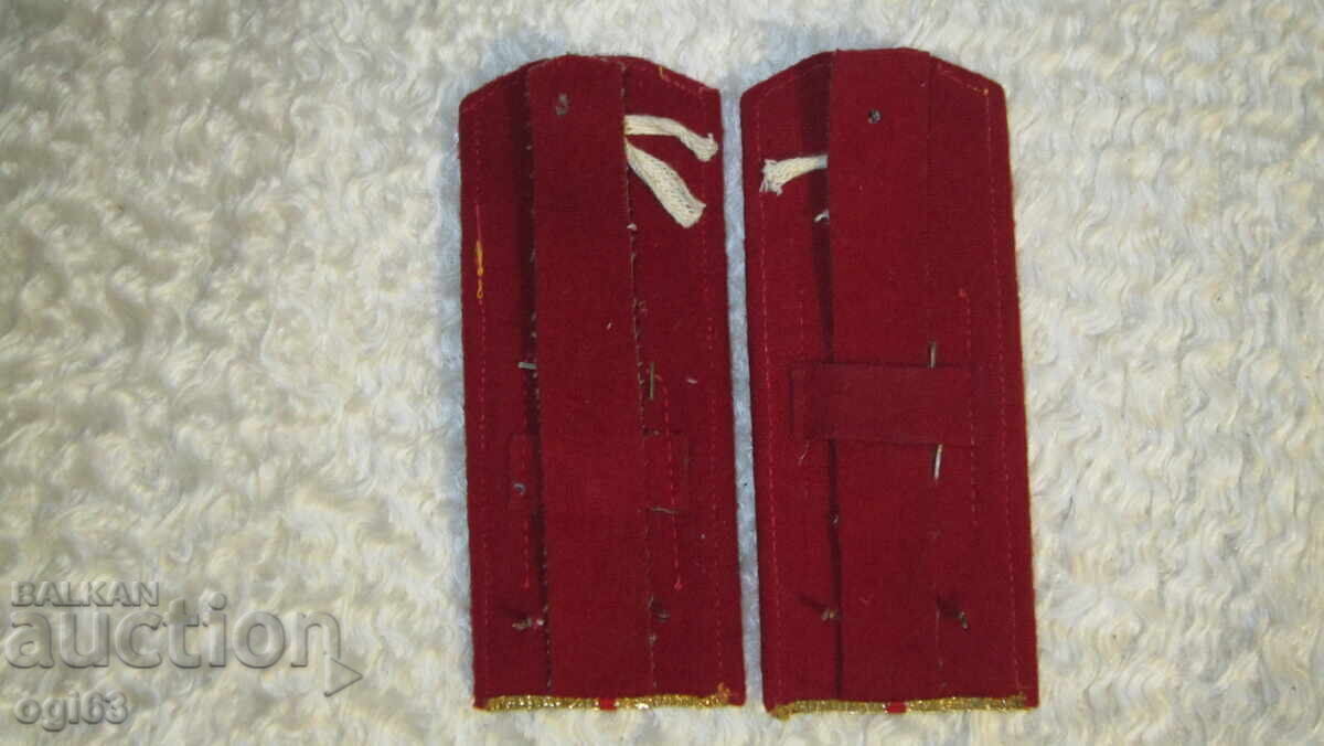 Epoleți regali 76 cu preț € 59.99 | 117.33 BGN