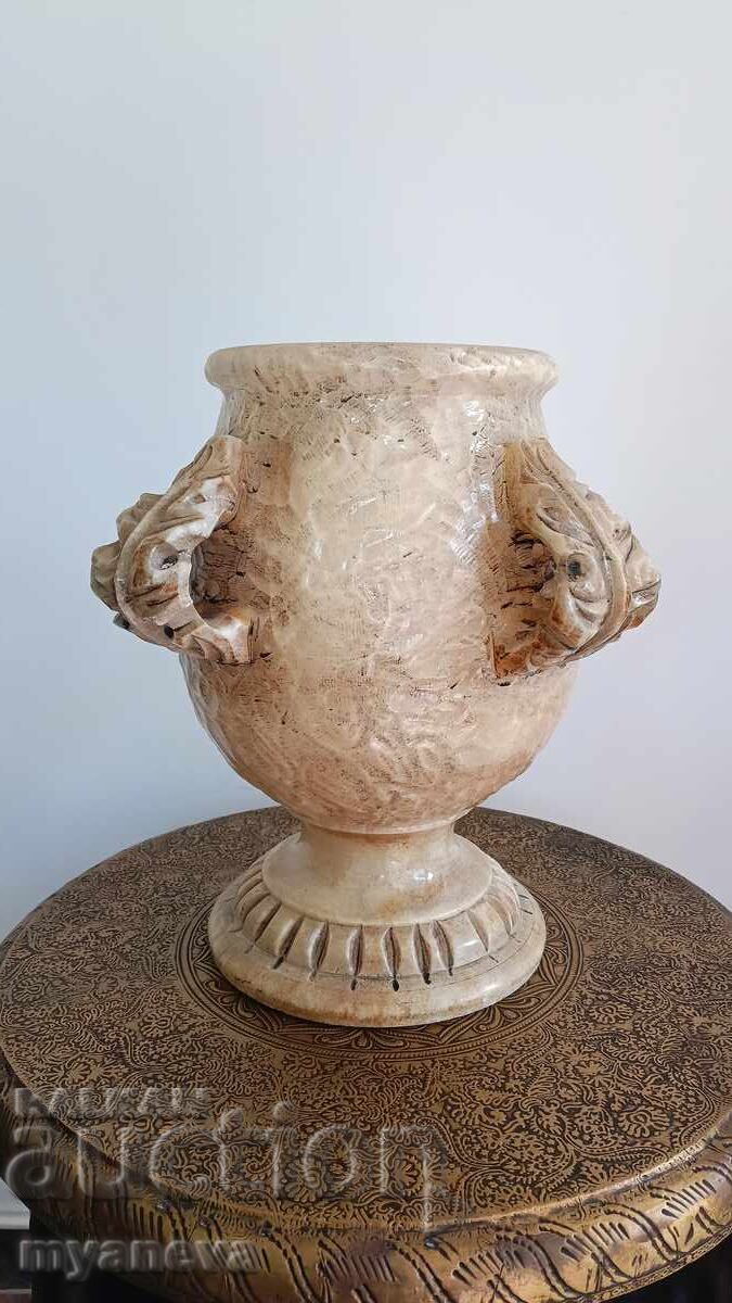 Vază italiană, amforă cu mânere în formă de frunză cu preț € 80.00 | 156.47 BGN