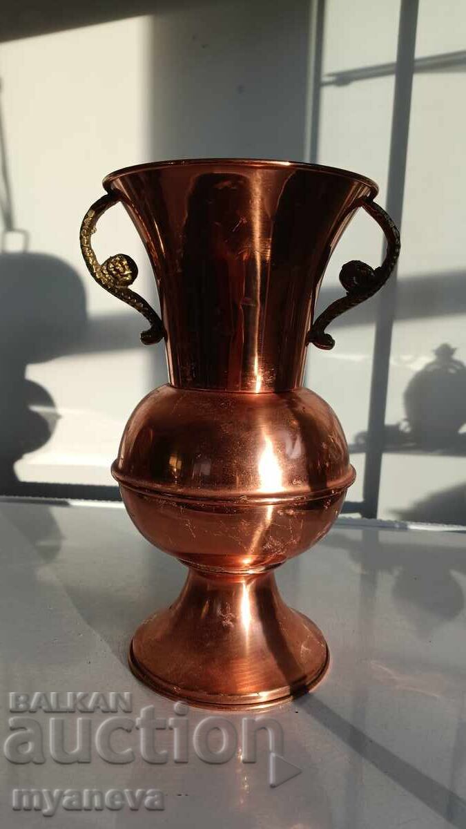 Amforă de cupru, vas cu mânere de bronz cu preț € 50.00 | 97.79 BGN Amforă de cupru, vas cu mânere de bronz cu preț € 50.00 | 97.79 BGN