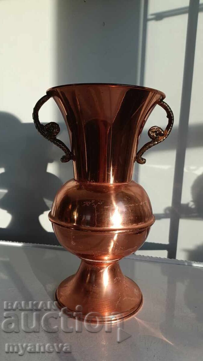 Licitație Amforă de cupru, vas cu mânere de bronz Licitație Amforă de cupru, vas cu mânere de bronz