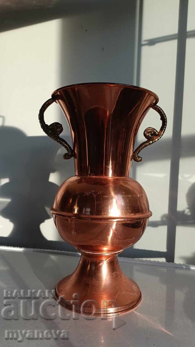 Livrarea Amforă de cupru, vas cu mânere de bronz Livrarea Amforă de cupru, vas cu mânere de bronz