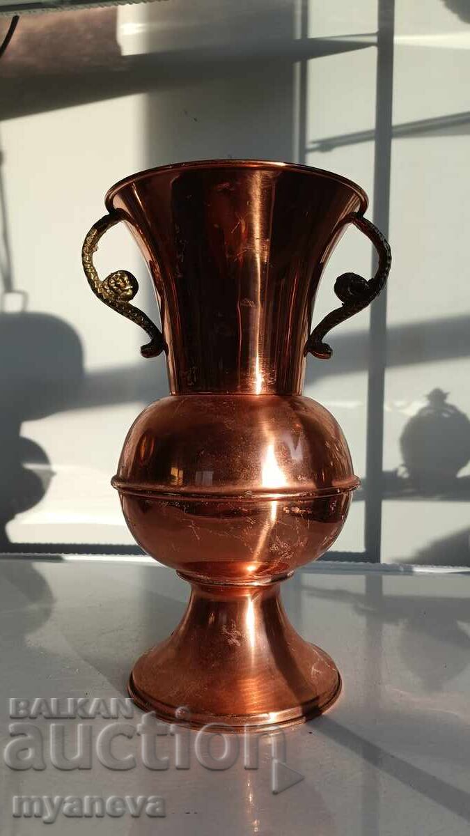 Amforă de cupru, vas cu mânere de bronz Amforă de cupru, vas cu mânere de bronz