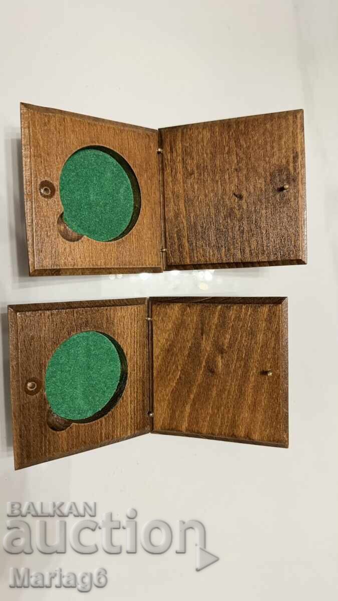 Лот две БНБ кутийки за монети до 47мм ,ОРЕХ перфектни