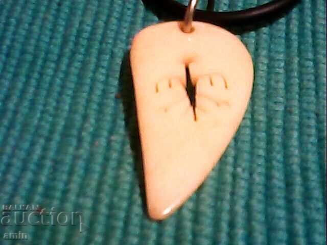 Δημοπρασία Παρτίδα από κολιέ, βραχιόλι και φυλαχτά από κόκαλο Δημοπρασία Παρτίδα από κολιέ, βραχιόλι και φυλαχτά από κόκαλο