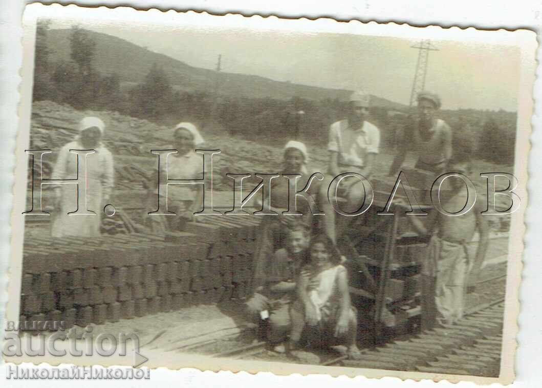 FOTOGRAFIE VECHE MICĂ MUNCITORI ÎN FABRICĂ DE CĂRĂMIDĂ ZH043