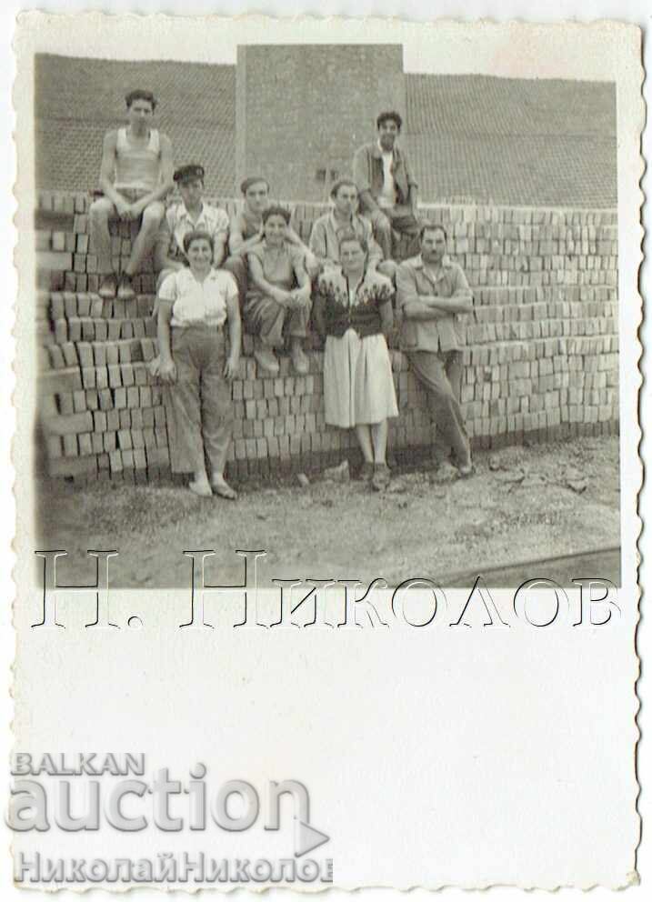 SMALL OLD PHOTO WORKERS IN A BRICK FACTORY J044