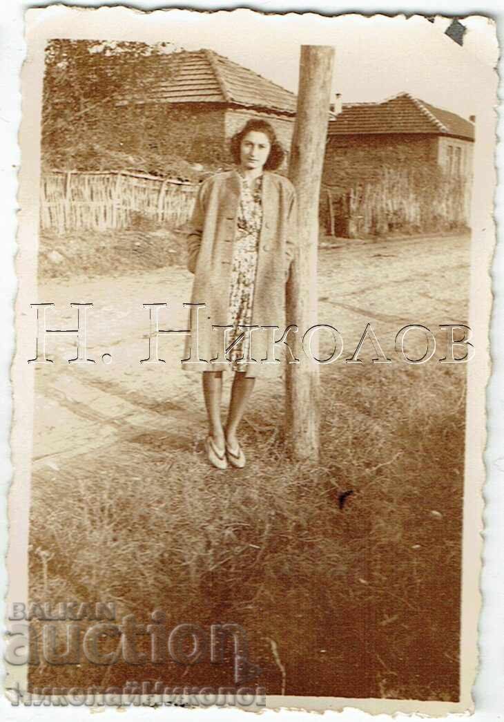 1942 ΜΙΚΡΗ ΠΑΛΙΑ ΦΩΤΟΓΡΑΦΙΑ ΝΕΑ ΓΥΝΑΙΚΑ ΣΤΟ ΧΩΡΙΟ ΚΑΠΙΝΟΒΟ ZH046 1942 ΜΙΚΡΗ ΠΑΛΙΑ ΦΩΤΟΓΡΑΦΙΑ ΝΕΑ ΓΥΝΑΙΚΑ ΣΤΟ ΧΩΡΙΟ ΚΑΠΙΝΟΒΟ ZH046
