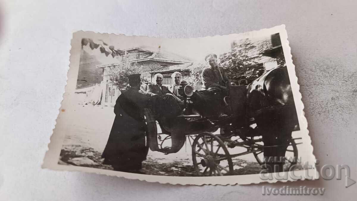 Снимка Вълчидолъ Мъже с карета и духовно лице 1943