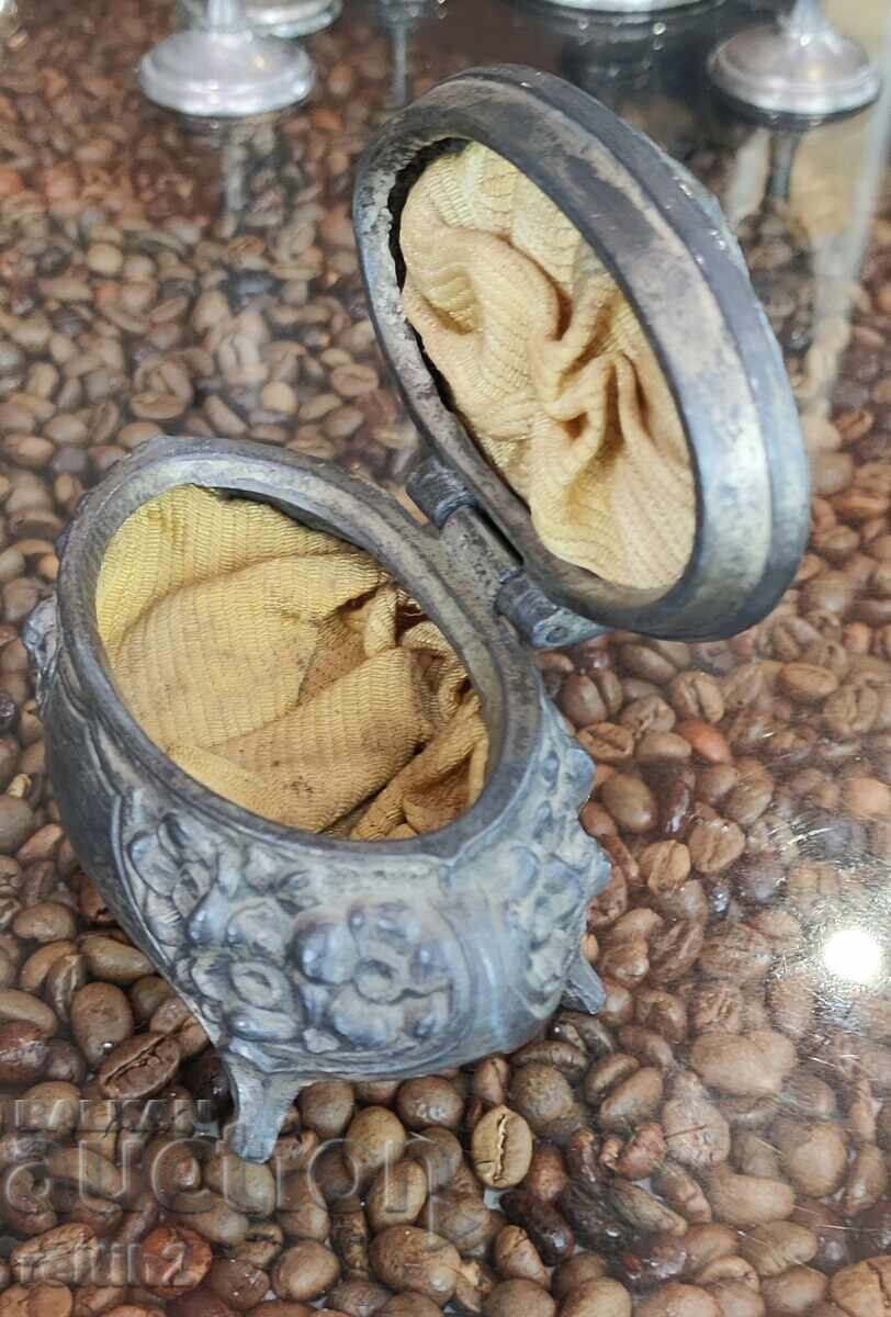 Licitație Cutie de bijuterii din metal