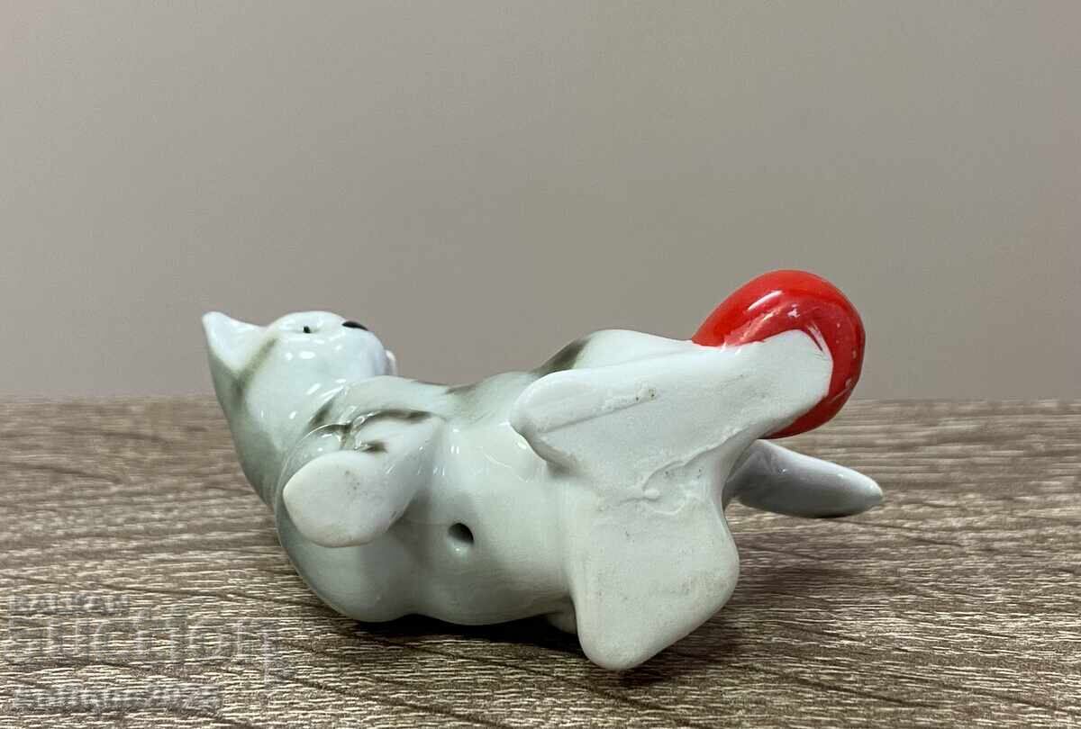 Miniatură vintage din porțelan „Pisicuță cu bilă roșie” - 5