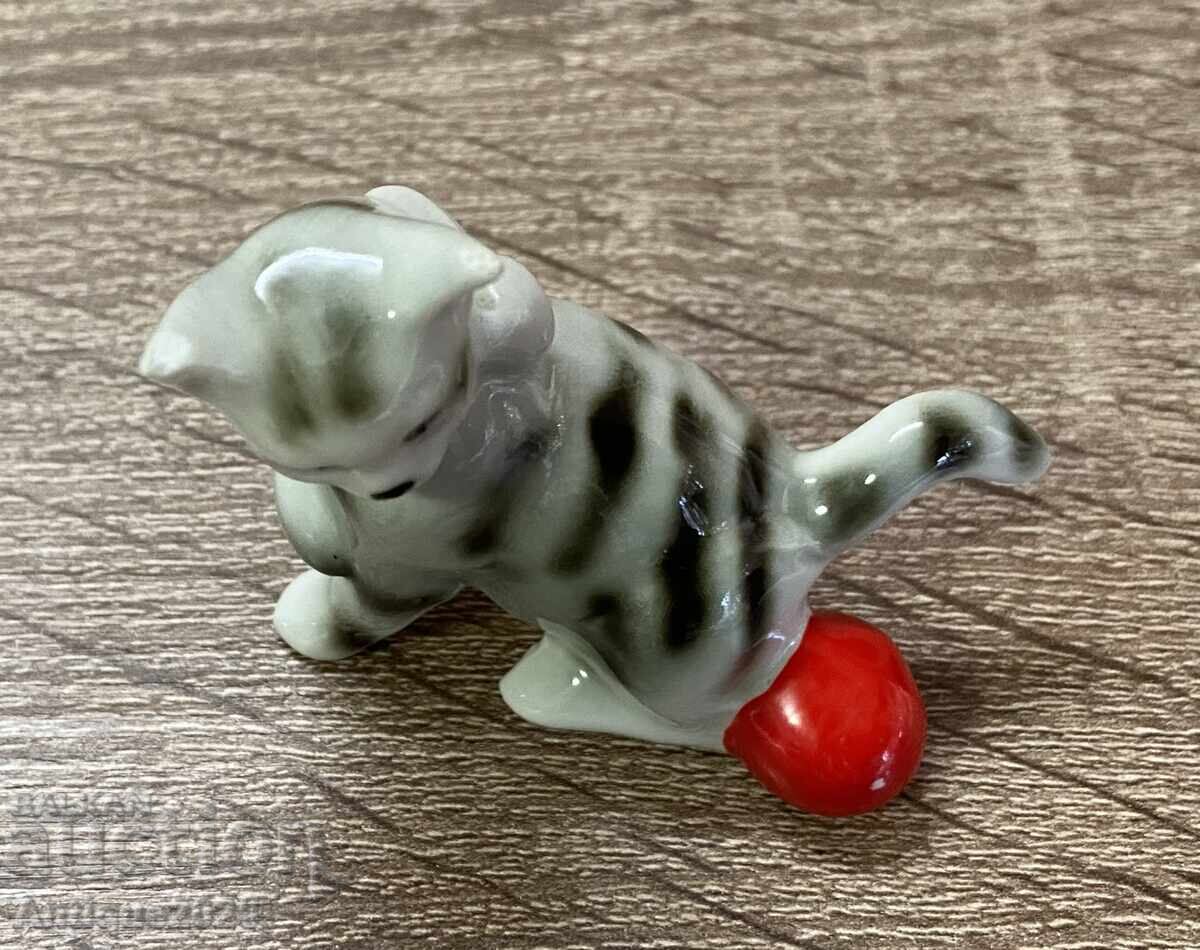 Винтидж порцеланова миниатюра „Коте с червена топка“ - 6