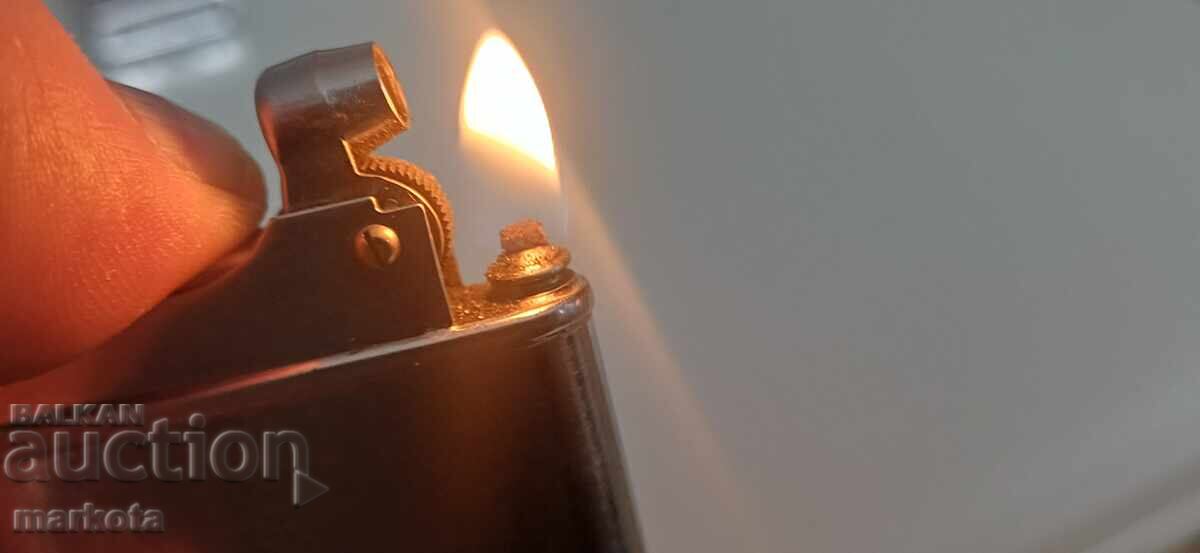 Livrarea Brichetă veche pe benzină Livrarea Brichetă veche pe benzină