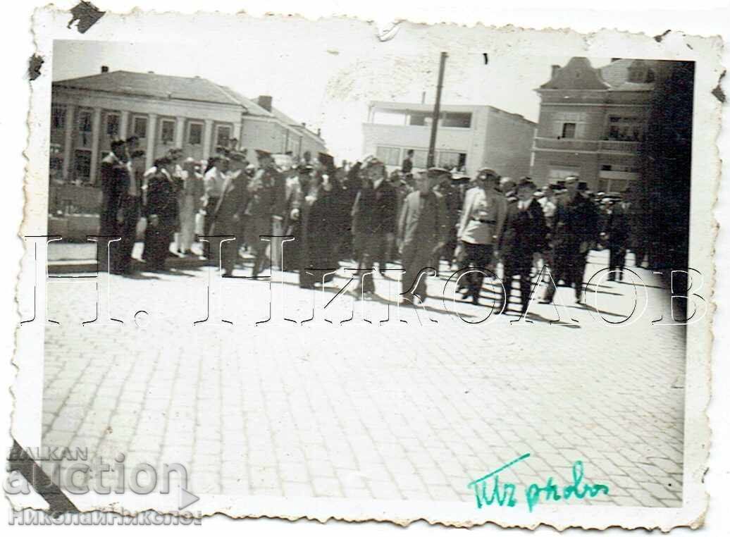 MICĂ POZĂ VECHE V. TÂRNOVO PROCESIUNE PE STRADA PRINCIPALĂ J095