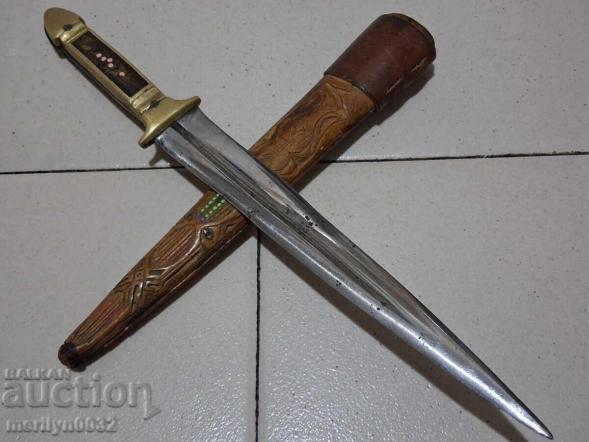 Gabrovska kama s chiren ot bivolski rog, kaniya ot dŭrvo, dvuostŭr nozh