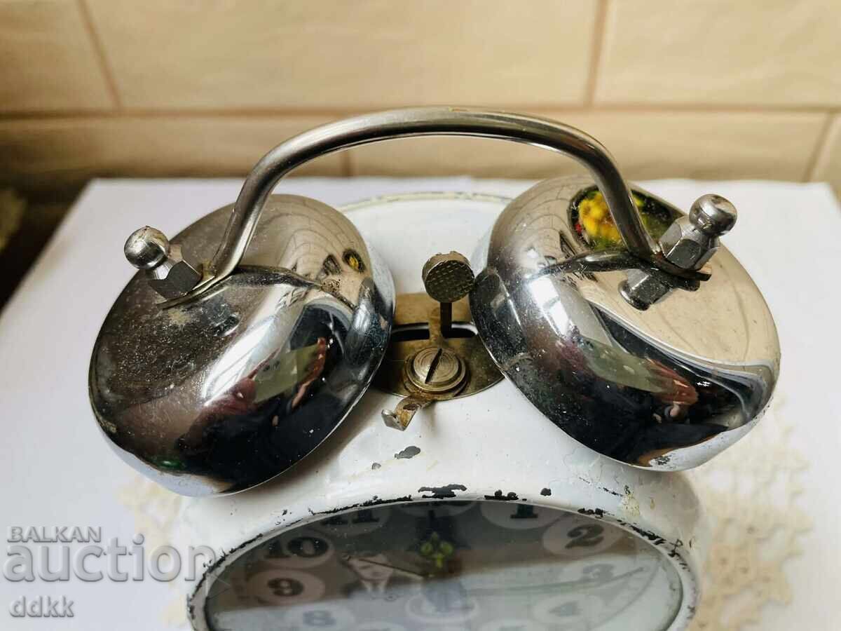 Красив бял часовник с 2 камбанки с цена 16.50 €