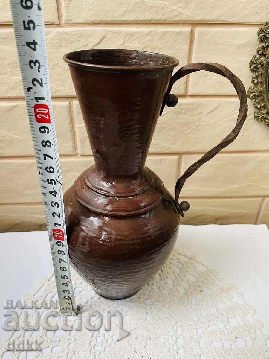 Όμορφη χάλκινη κανάτα από την Αγγλία με σφυρήλατη σιδερένια λαβή με τιμή € 16.00 | 31.29 BGN Όμορφη χάλκινη κανάτα από την Αγγλία με σφυρήλατη σιδερένια λαβή με τιμή € 16.00 | 31.29 BGN