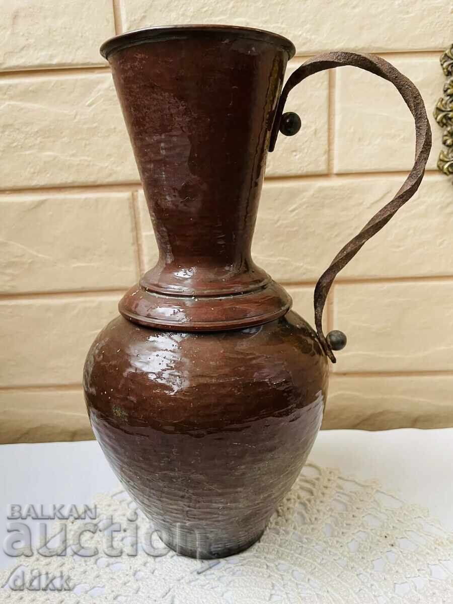 Όμορφη χάλκινη κανάτα από την Αγγλία με σφυρήλατη σιδερένια λαβή Όμορφη χάλκινη κανάτα από την Αγγλία με σφυρήλατη σιδερένια λαβή