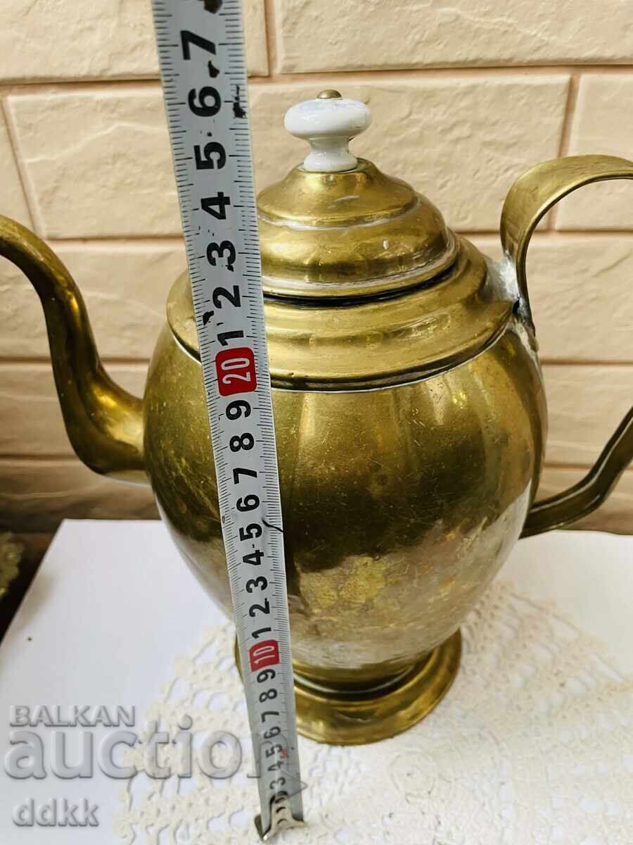 Голям месингов чайник от Англия с порцелан на капака с цена € 26.00 | 50.85 лв.