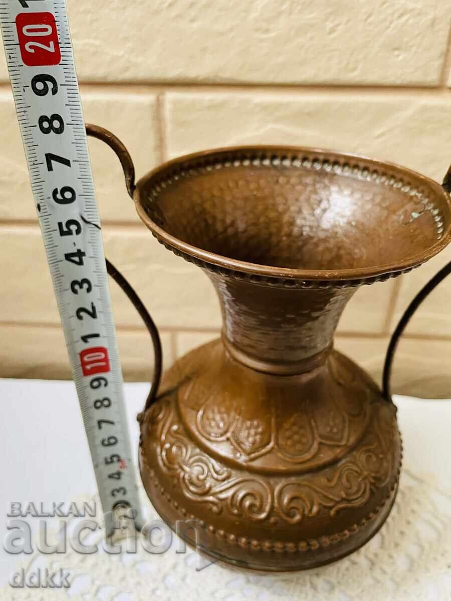 Frumoasă amforă de cupru din Anglia cu preț € 16.00 | 31.29 BGN Frumoasă amforă de cupru din Anglia cu preț € 16.00 | 31.29 BGN