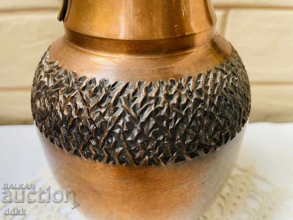 Vază frumoasă de cupru din Anglia cu mâner de alamă cu preț € 17.00 | 33.25 BGN Vază frumoasă de cupru din Anglia cu mâner de alamă cu preț € 17.00 | 33.25 BGN