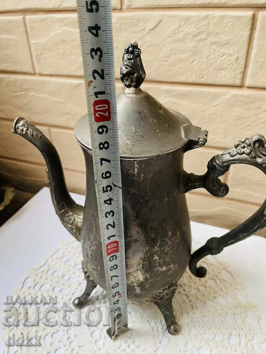 Красив посребрен чайник от Англия с цветя с цена € 30.00 | 58.68 лв. Красив посребрен чайник от Англия с цветя с цена € 30.00 | 58.68 лв.