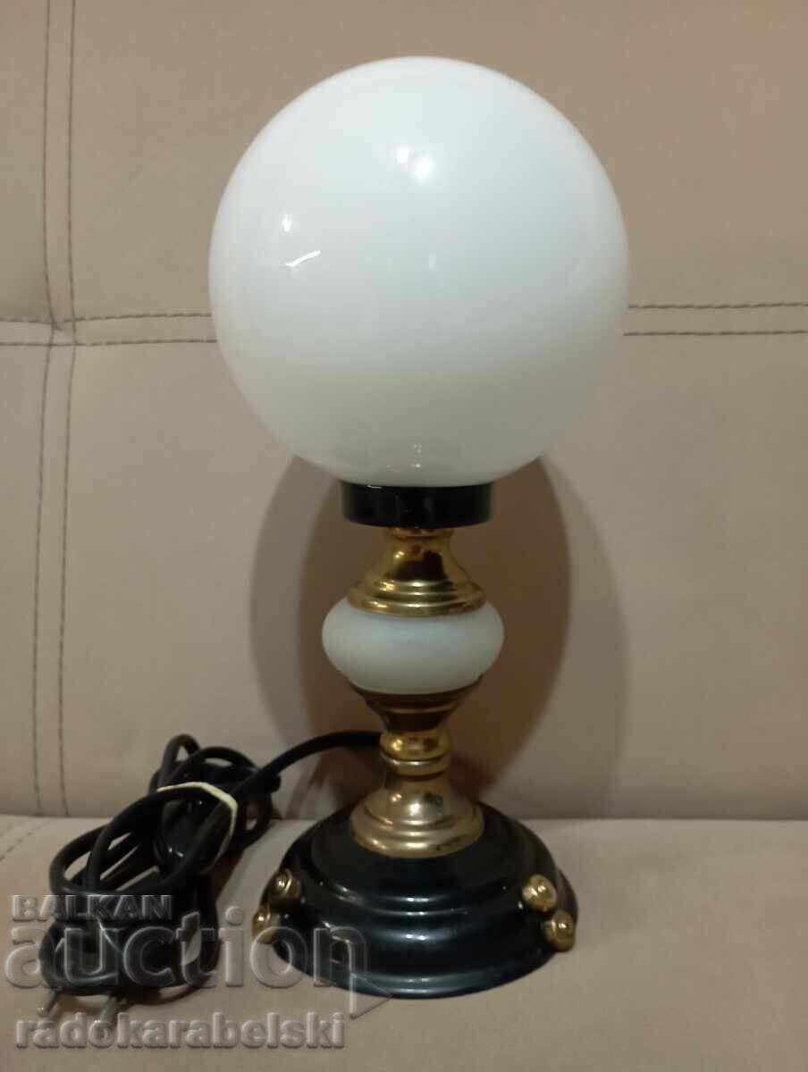 Set de două lămpi frumoase cu abajururi sferice albe din sticlă cu preț € 19.90 | 38.92 BGN