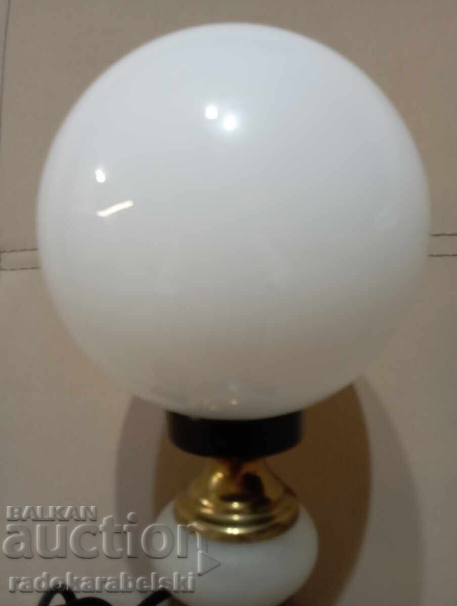 Livrarea Set de două lămpi frumoase cu abajururi sferice albe din sticlă