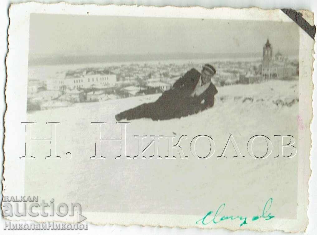 МАЛКА СТАРА СНИМКА СВИЩОВ ГИМНАЗИСТ НА ИЗЛЕТ ПРЕЗ ЗИМАТА Ж11 МАЛКА СТАРА СНИМКА СВИЩОВ ГИМНАЗИСТ НА ИЗЛЕТ ПРЕЗ ЗИМАТА Ж11