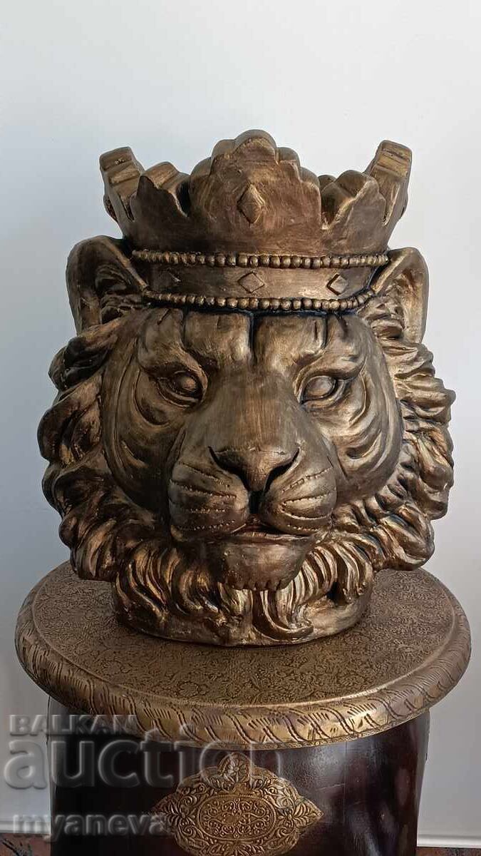 Auction  Lion with a crown, sculpture, symbol of strength and confidence
