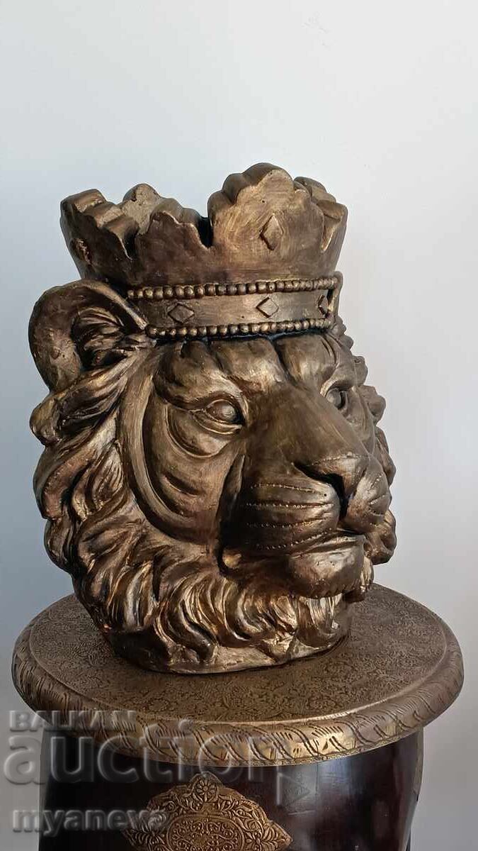 Delivery of Lion with a crown, sculpture, symbol of strength and confidence