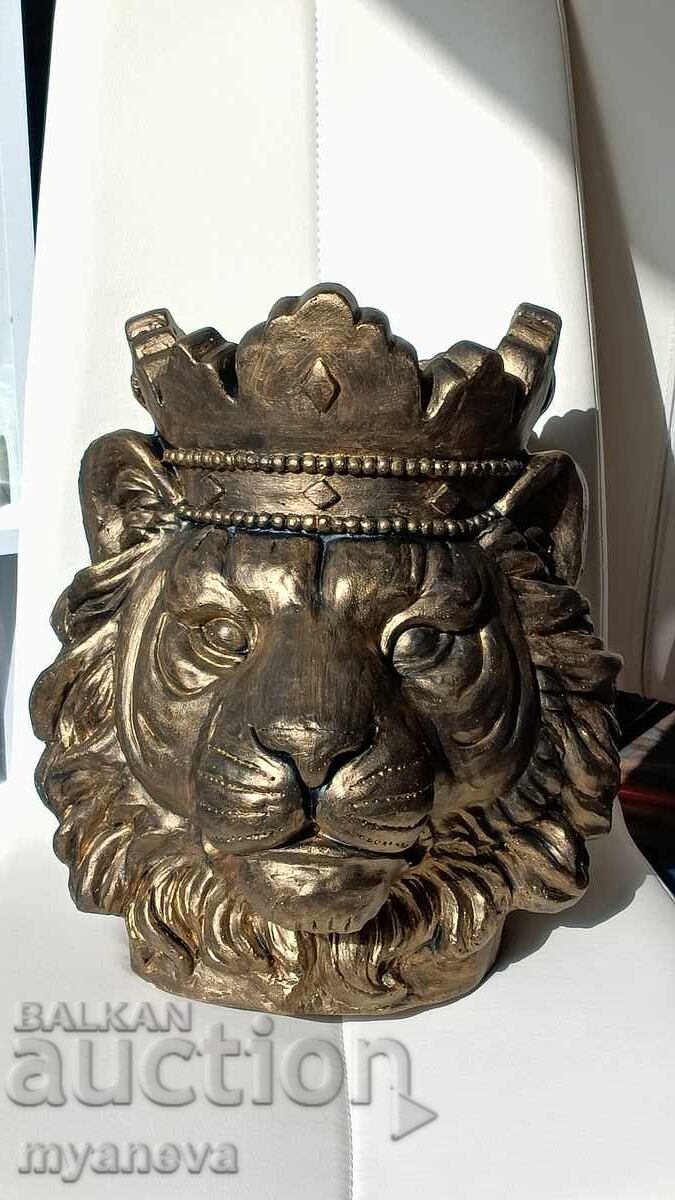 Lion with a crown, sculpture, symbol of strength and confidence - 7