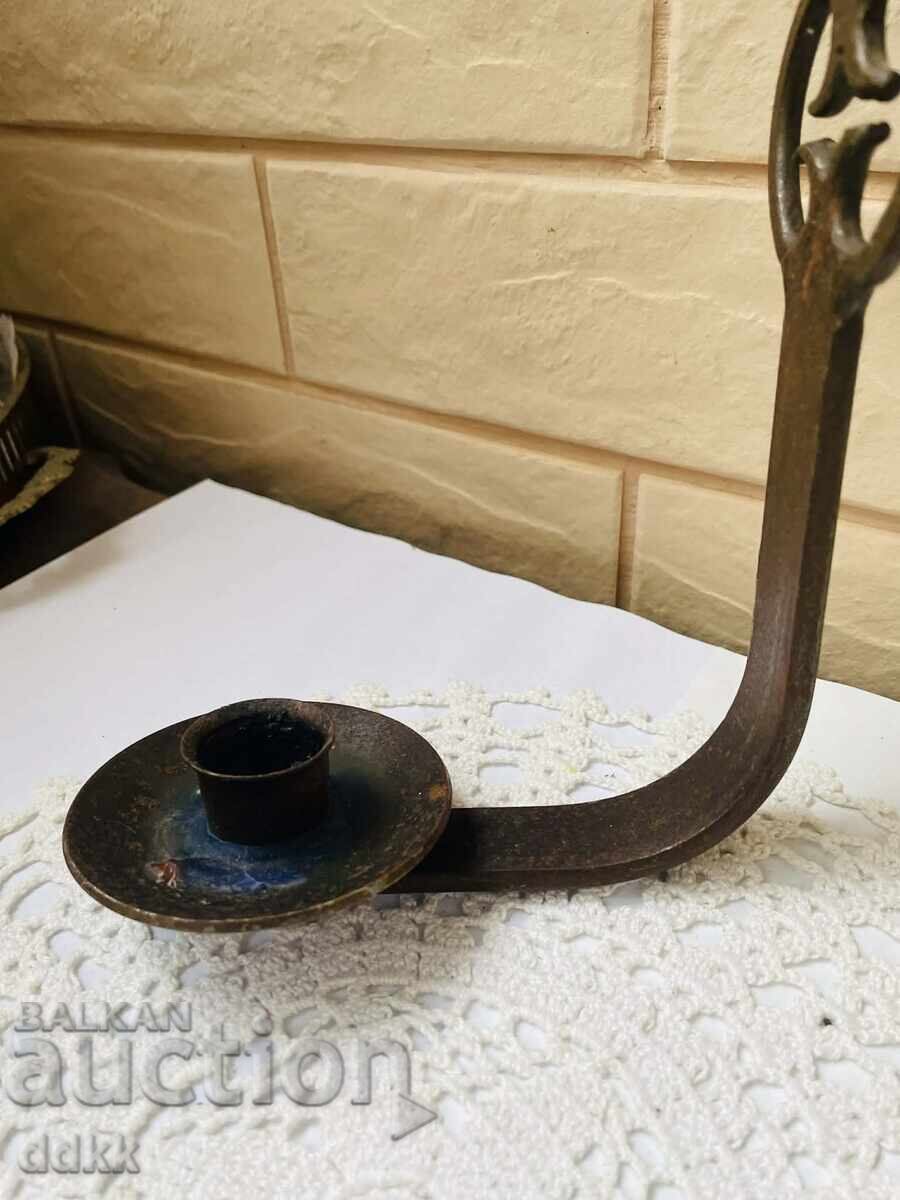 Frumos sfeșnic mare de perete din fier forjat cu preț € 15.50 | 30.32 BGN Frumos sfeșnic mare de perete din fier forjat cu preț € 15.50 | 30.32 BGN