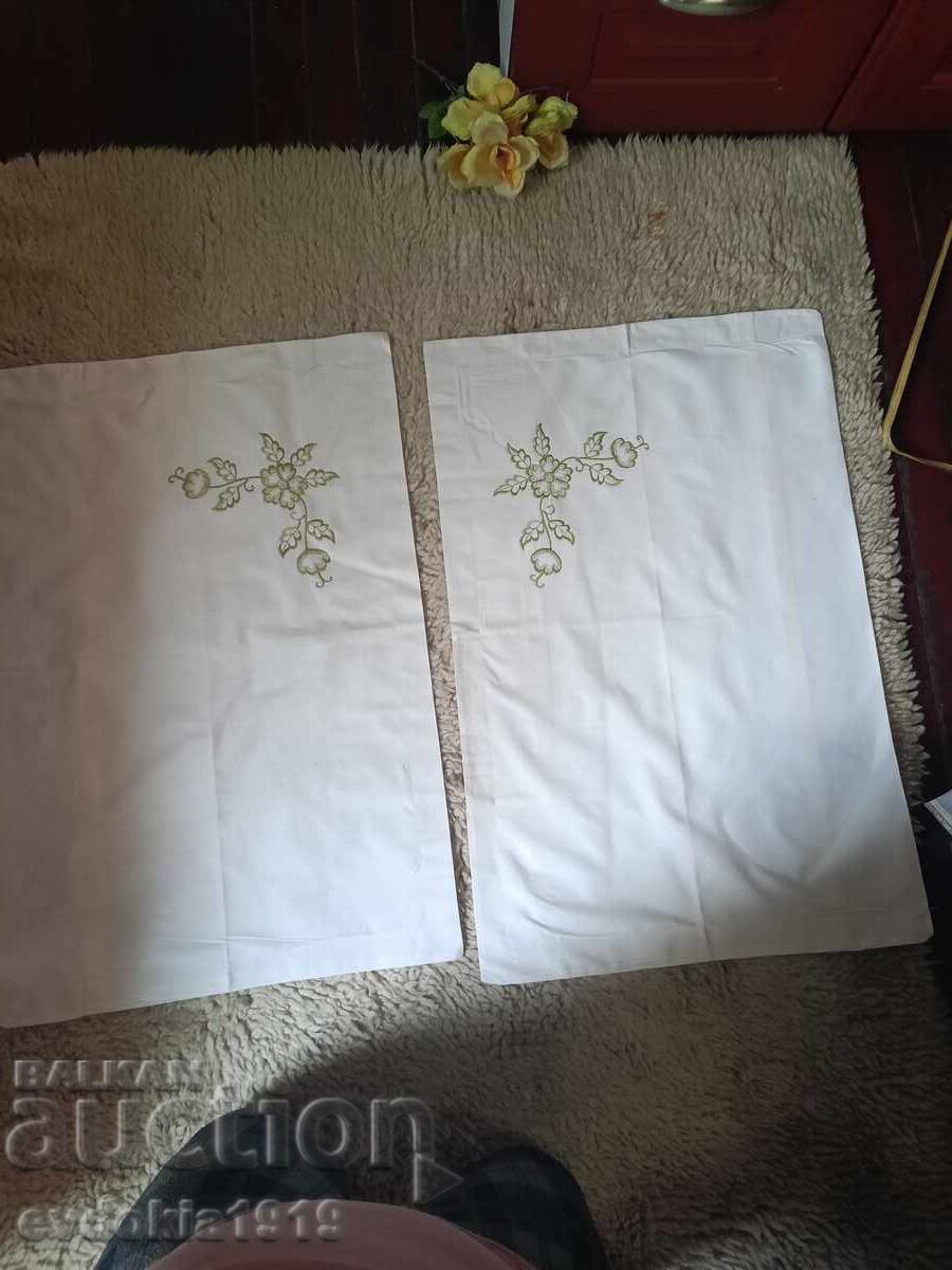 Fețe de pernă brodate